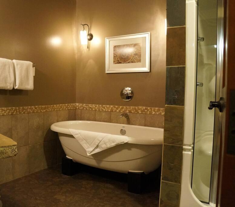 Gracie'S Place Canmore Bagian luar foto